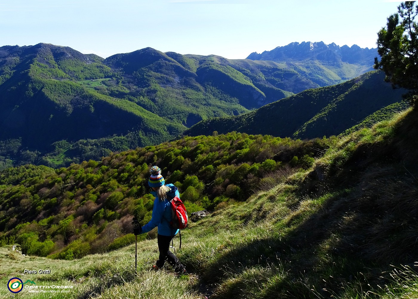 55 Vista in Val Taleggio, verso Zuc di Valbona, I Cantie Resegone.JPG -                                